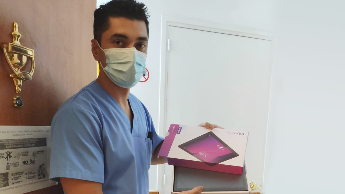 Grup-Salto-reparteix-tauletes-a-les-residencies-per-millorar-la-comunicacio-amb-els-familiars