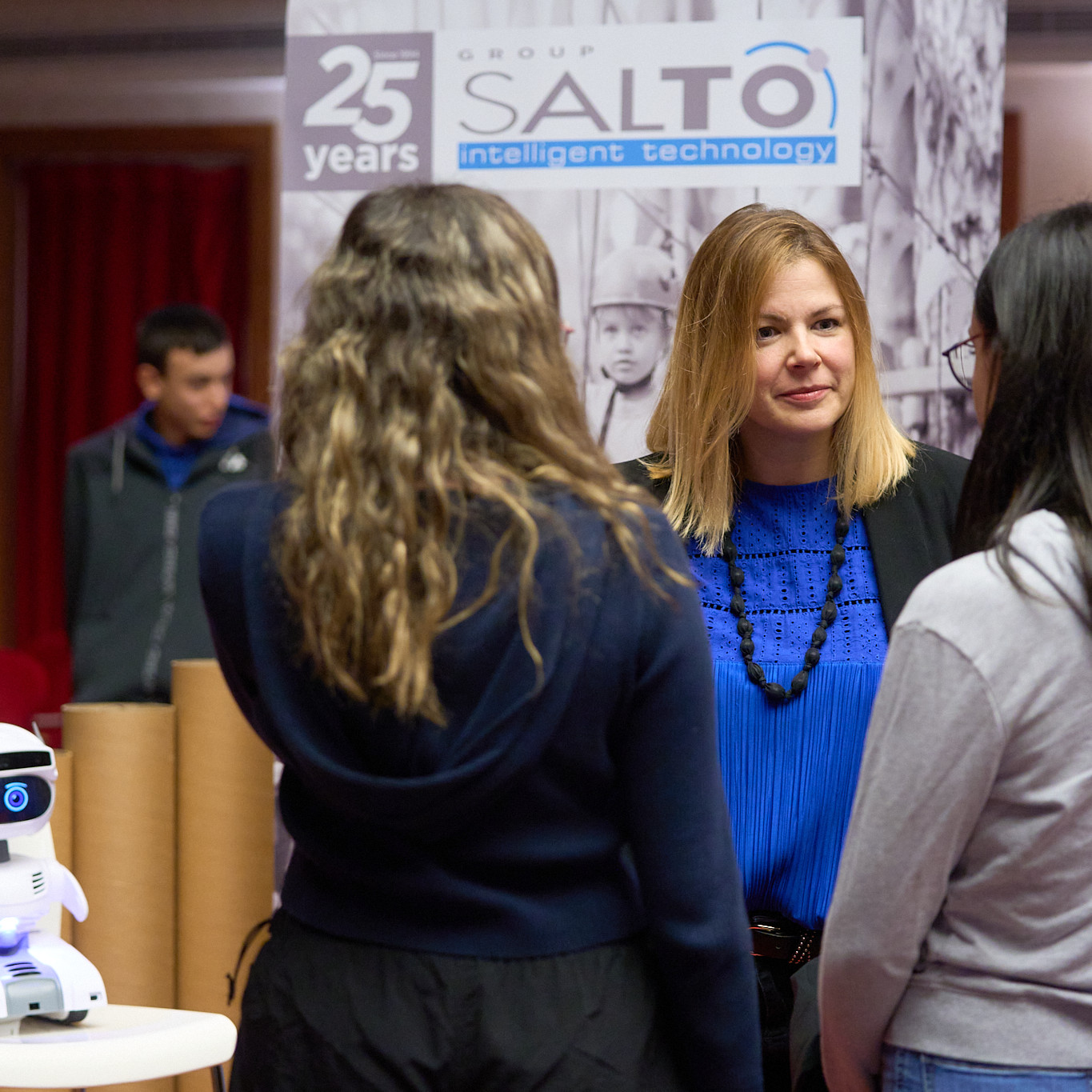 Group Saltó participa en la jornada JoVullSer y les presenta a los jóvenes su robot A-mig.
