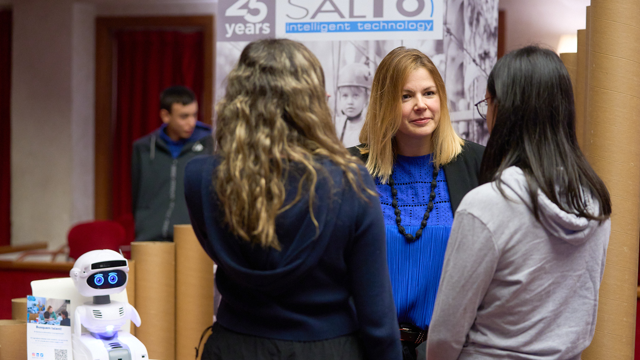 Group Saltó participa en la jornada JoVullSer y les presenta a los jóvenes su robot A-mig.
