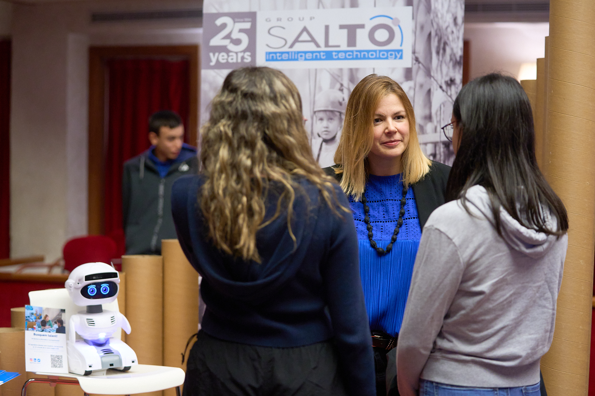 Group Saltó participa en la jornada JoVullSer y les presenta a los jóvenes su robot A-mig.